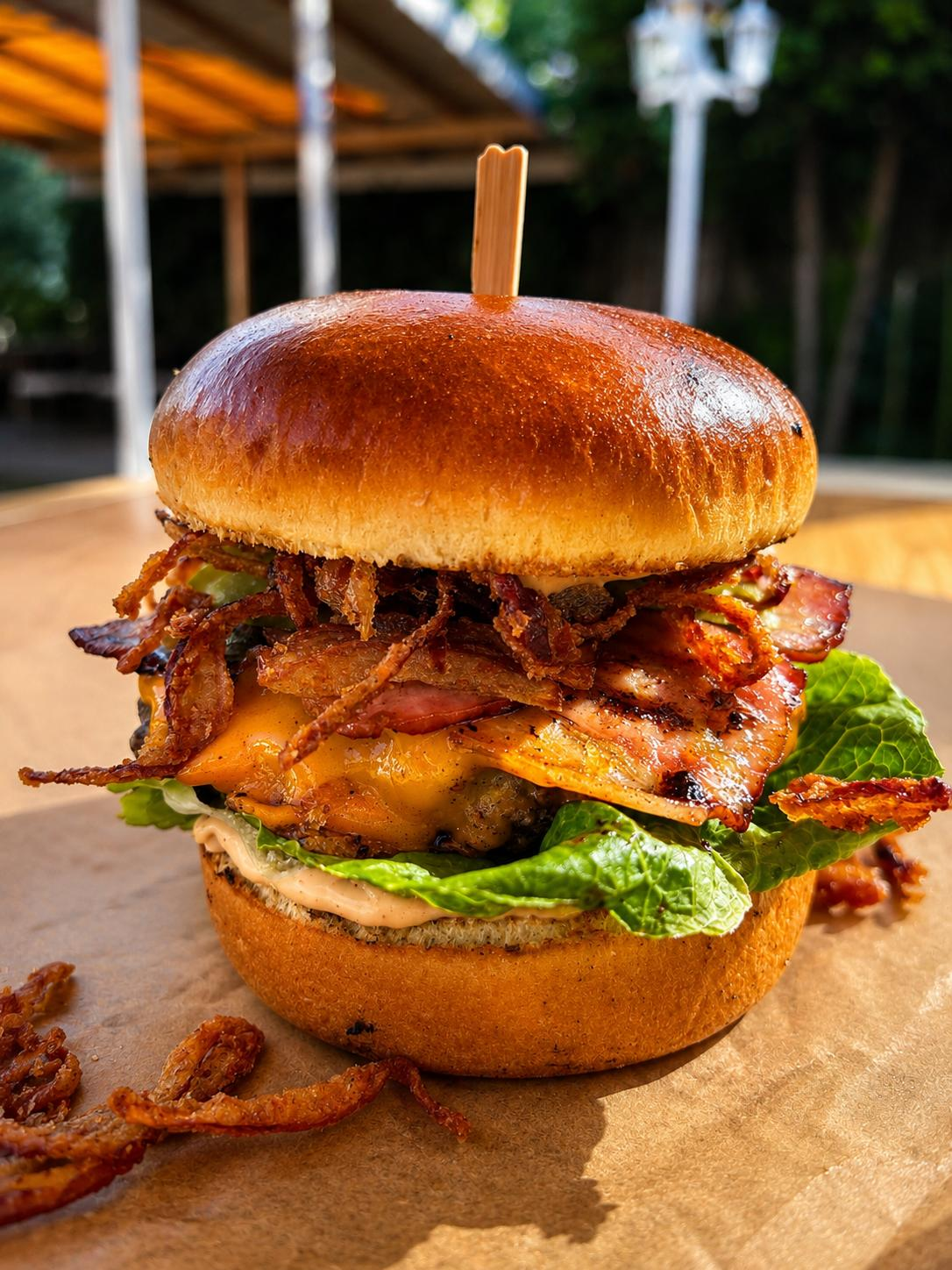 Don Galvan Reštaurácia - Burger Chrumkáčik - 180 g hovädzie mäso, cheddar, grilovaná slanina, chrumkavá cibuľka, kyslé uhorky, chipotle majonéza, little gem šalát, maslová briôška, hranolky